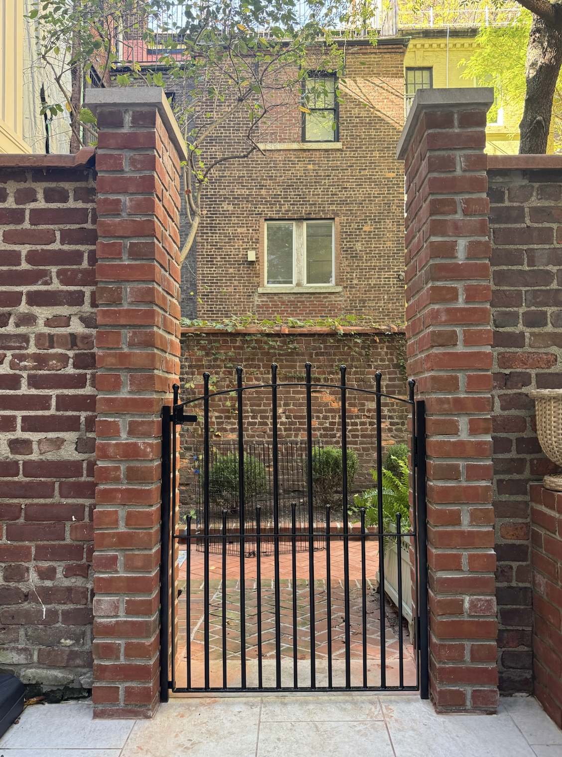 DG166 Arched garden gate with vertical pickets and ball finals
