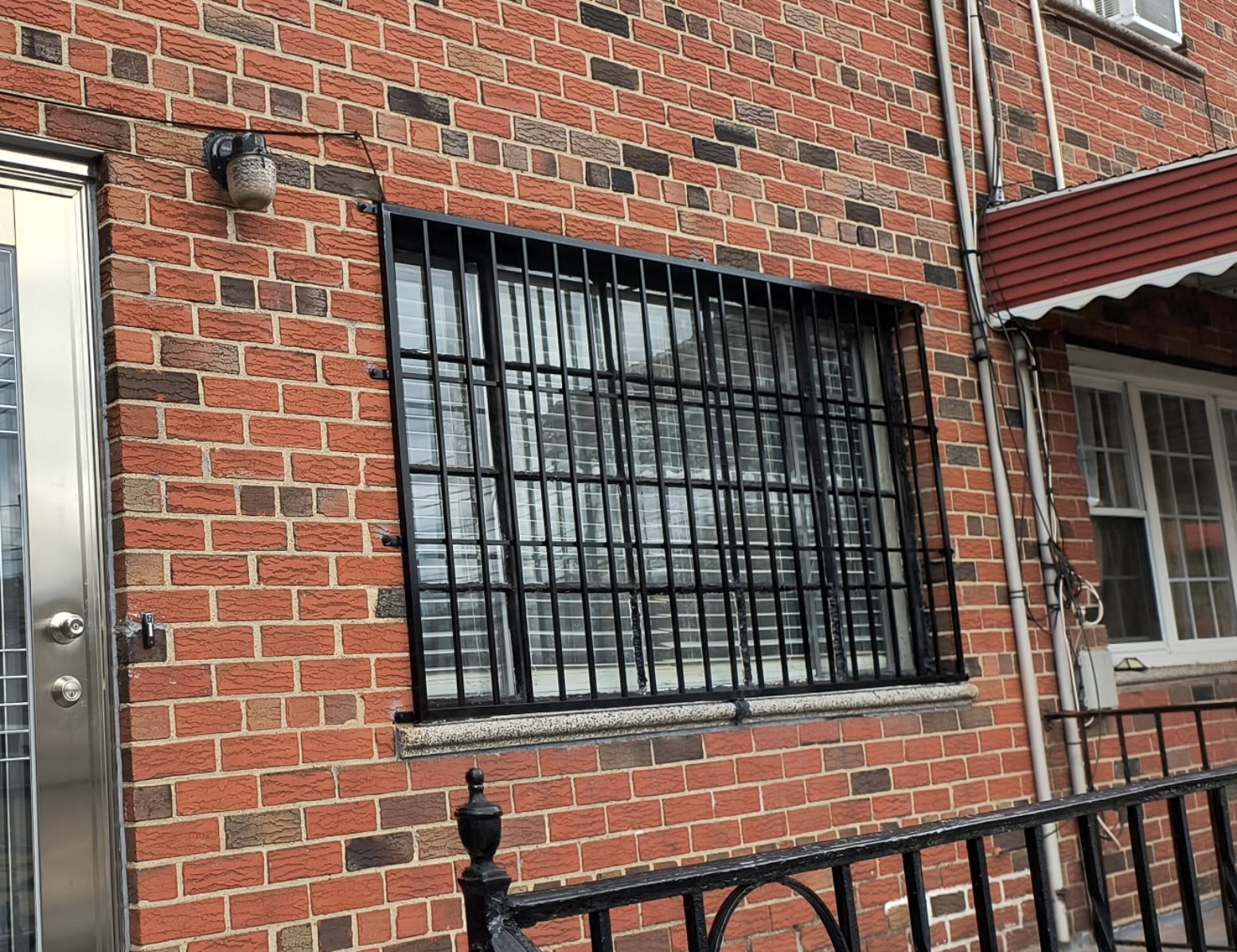 GU050 Grille with grid design