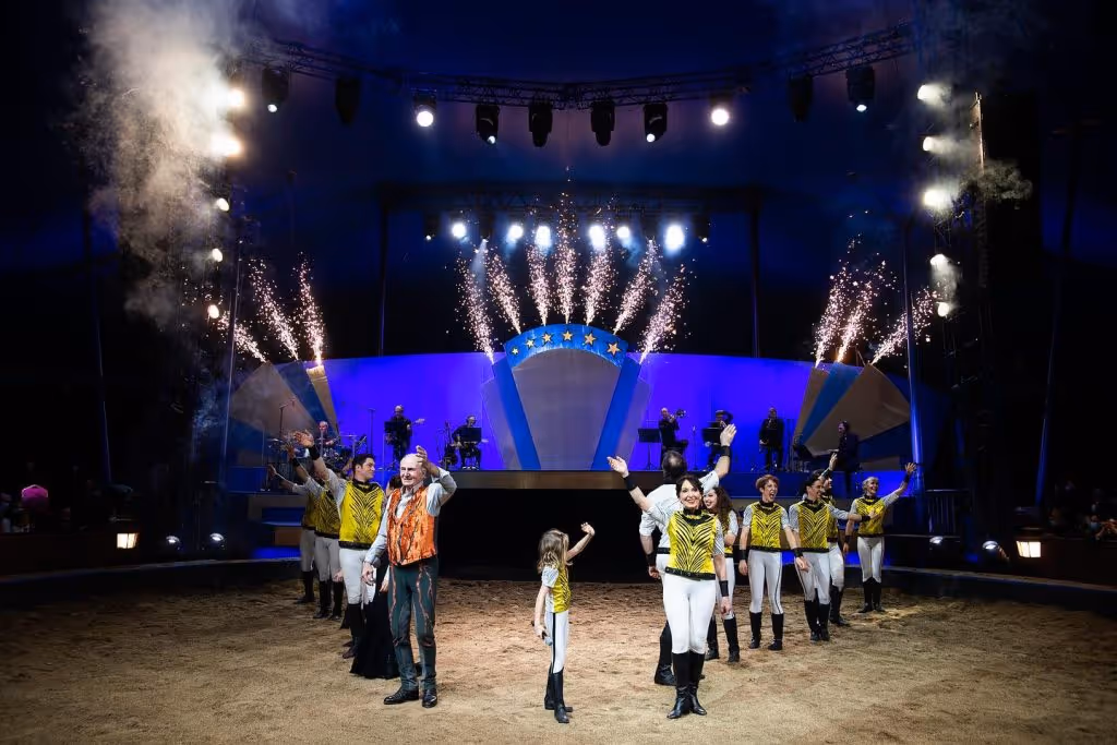 spectacle Arbre de Noël CSE à Paris Noël aux Folies Gruss 2022 de la compagnie Alexis Gruss