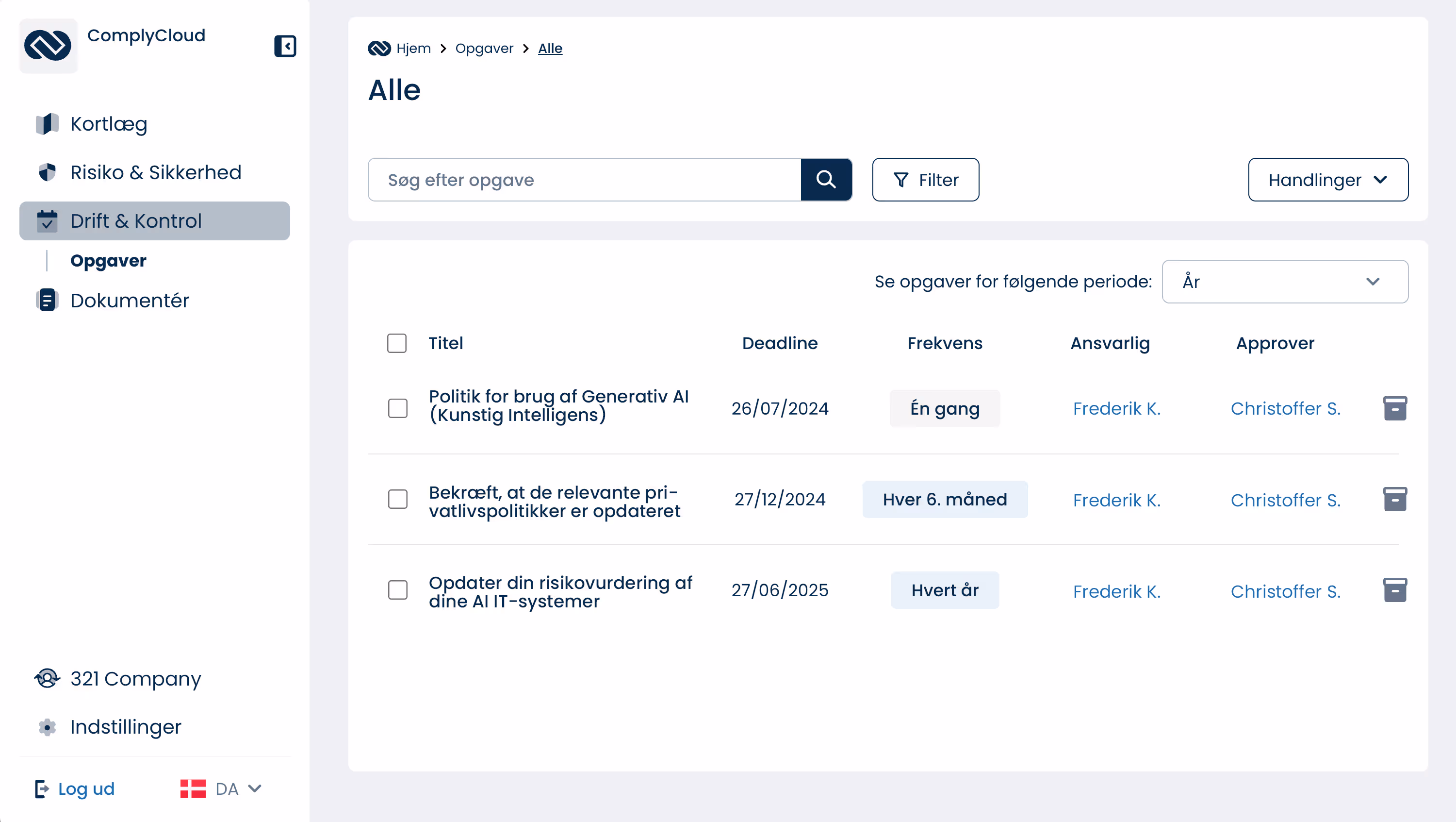 ComplyCloud AI-compliance-dashboard med automatiserede opgaver til juridisk styring.