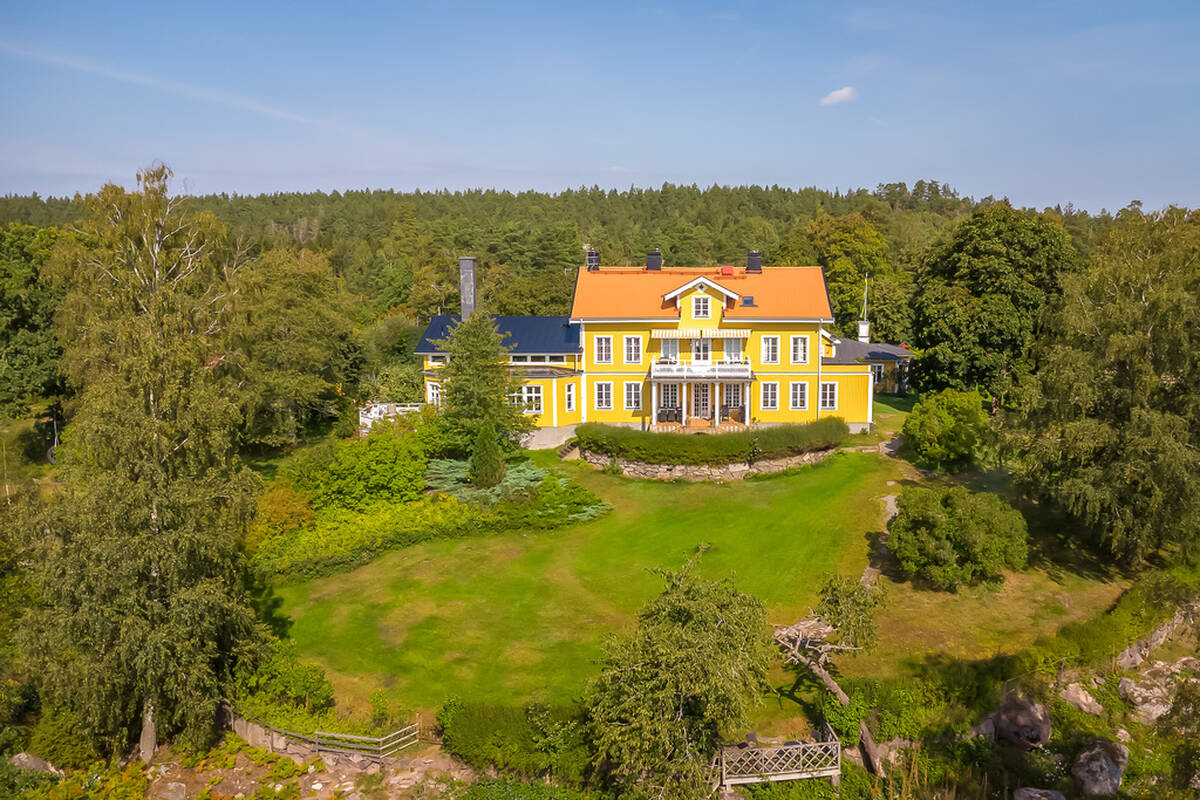 Stormskadat tak i Göteborg efter oväder – inspektion pågår av takläggare från Götalands Takteknik.