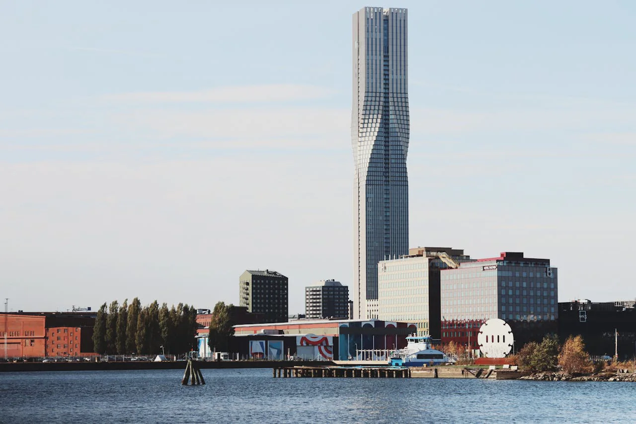 Göteborgs hamninlopp med Läppstiftet och stadens höga taklinje.