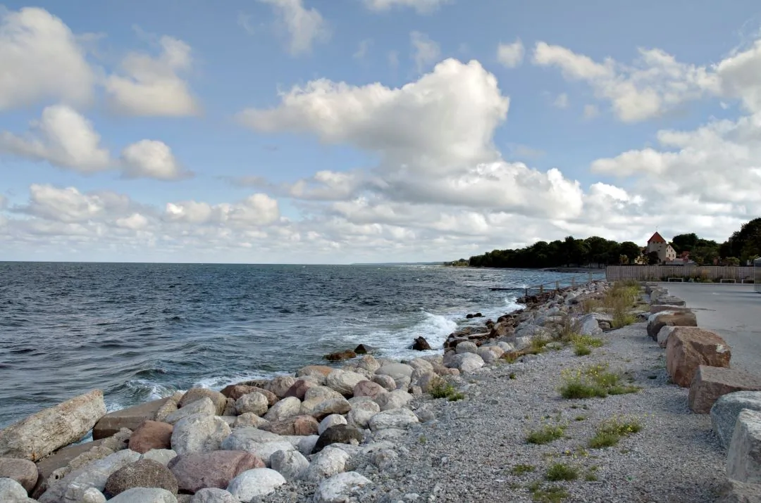 Klapperstensstrand och öppet hav på Gotland under ljus himmel.