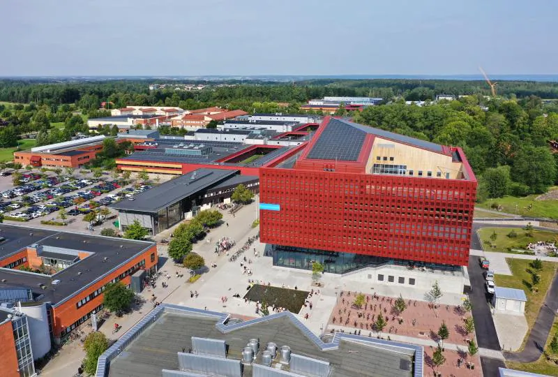 Flygvy över modernt byggnadskomplex och gröna omgivningar i Linköping.