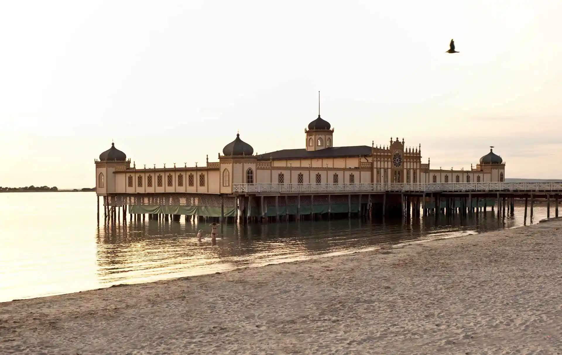 Kallbadhuset i Varberg vid stranden och havet.