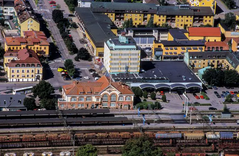 Flygbild över Alvesta centrum med järnvägsspår, torg och taklandskap.