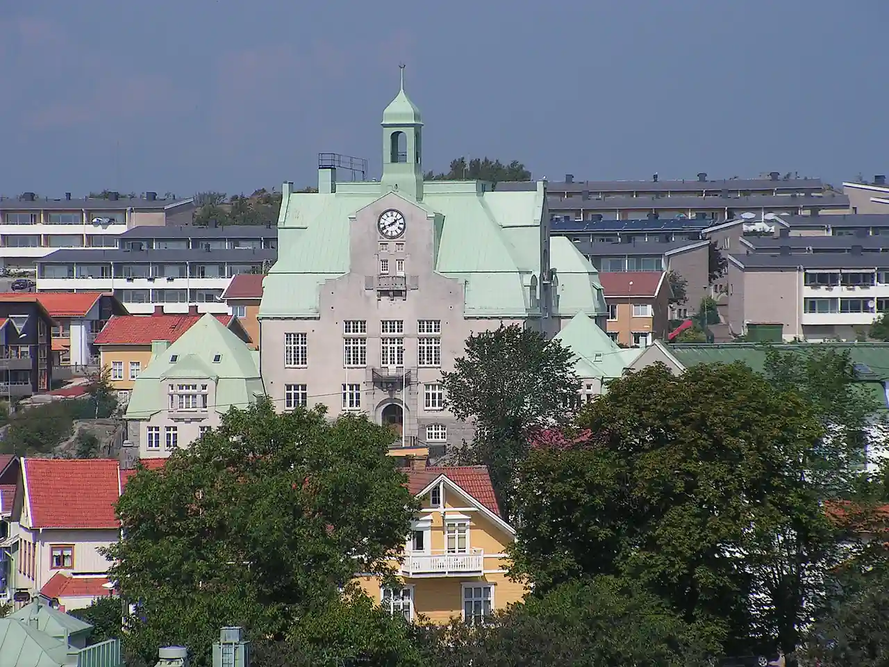 Strömstads stadshus med ljus fasad, stadsvy och Bohuslänsk kustmiljö.
