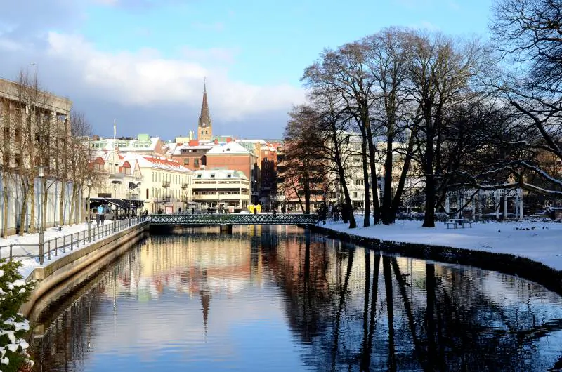 Vintervy över centrala Borås med Viskan, broar och stadens byggnader.