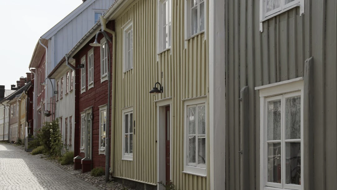 Trähus längs kullerstensgata i Eksjö gamla stad.