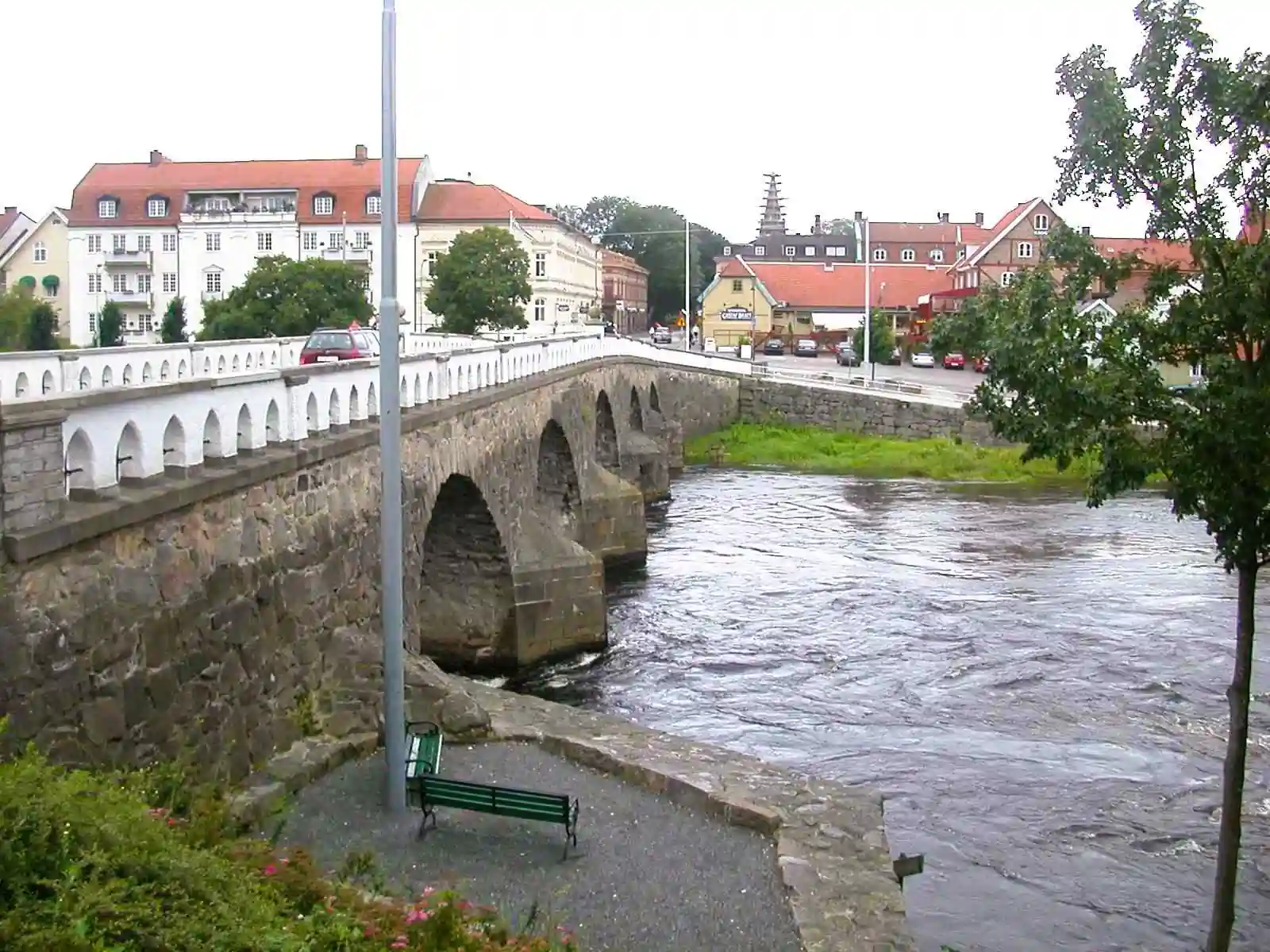 Stenbro över Ätran i Falkenberg med stadsmiljö på båda sidor.