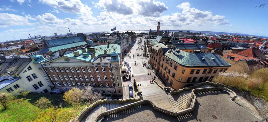 Flygvy över Helsingborgs stadskärna, hamnfront och täta kvarter.