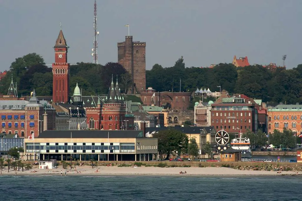 Helsingborgs hamnfront med Kärnan, stadstorn och Öresund.
