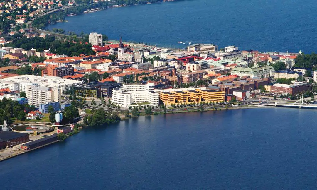 Flygvy över Jönköping vid Vättern med hamn, stadskärna och vatten.