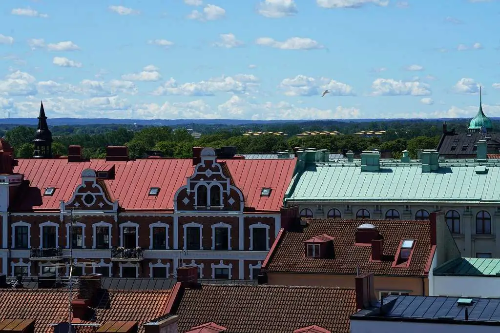 Kristianstads stadskärna med kyrktorn, tegeltak och äldre kvarter.
