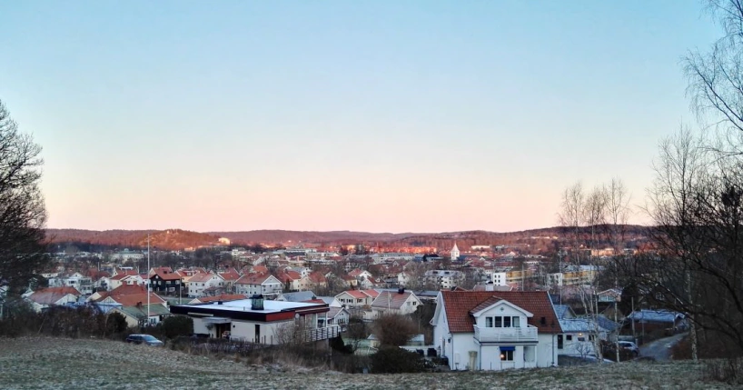 Villaområde och öppet landskap i Kungsbacka i varmt kvällsljus.