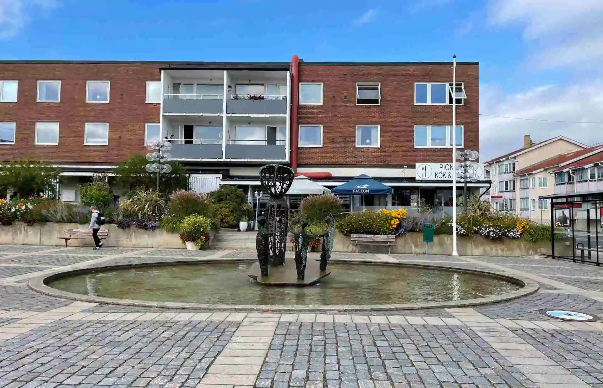 Torg och fontän i Kallinge centrum med flerbostadshus i bakgrunden.
