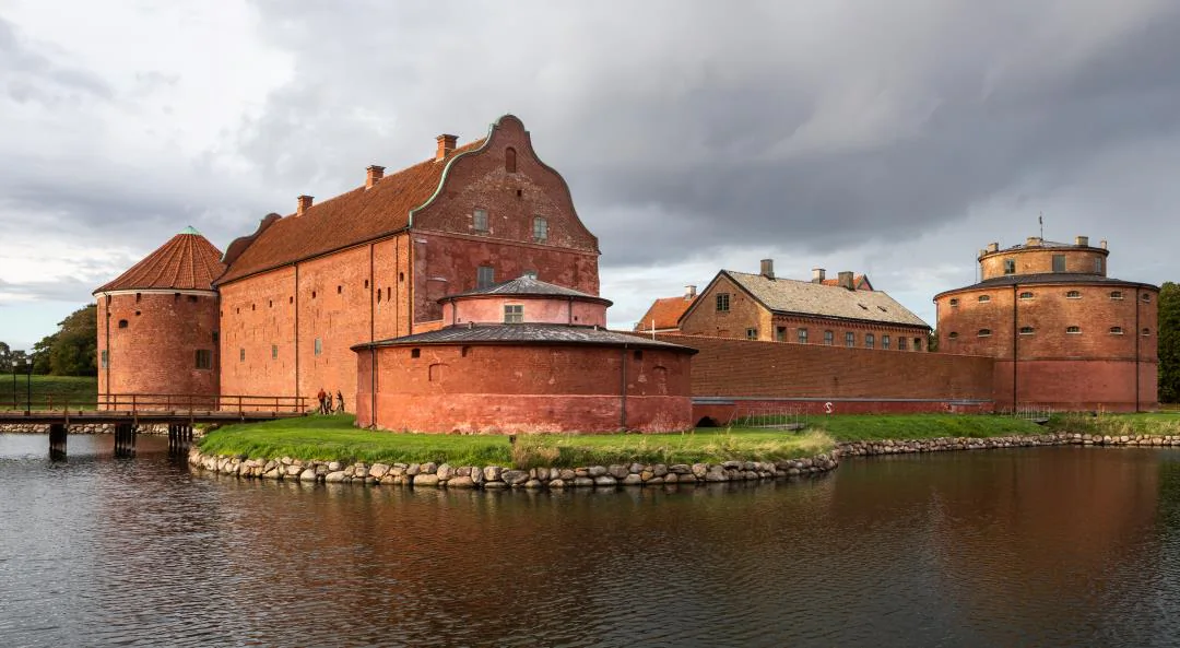 Flygvy över Landskrona citadell med vallgrav och gröna omgivningar.