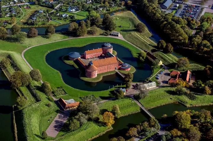 Flygvy över Landskrona citadell med vallgrav och gröna omgivningar.