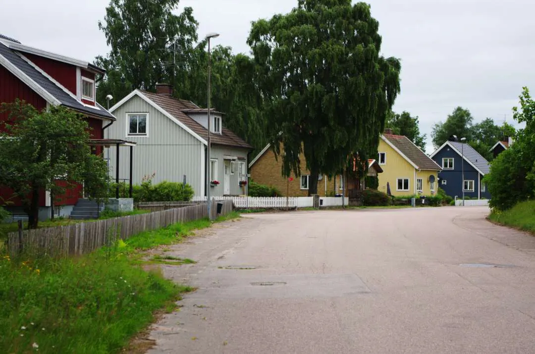 Bostadsgata i Markaryd med villor, träd och lugn småstadsmiljö.
