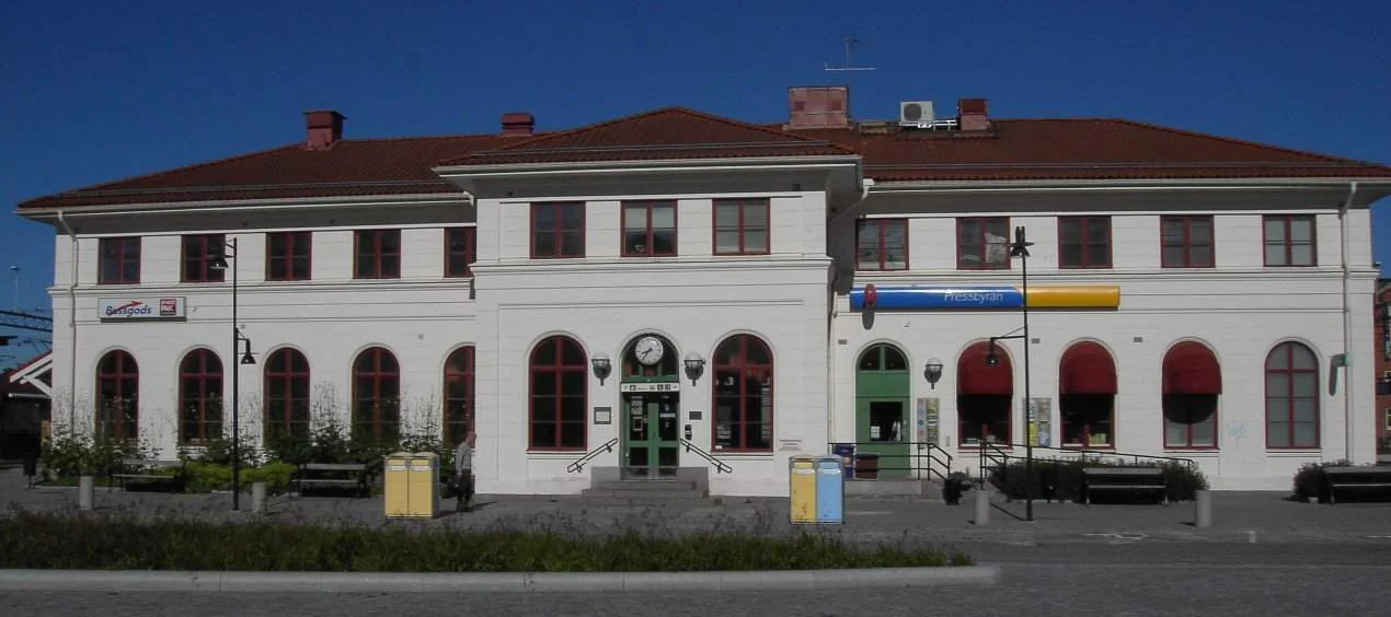 Torgbyggnad i Mjölby med ljus fasad, sadeltak och stadsmiljö.