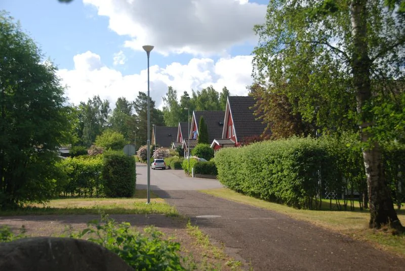 Centrala Motala med kyrka, torg och varierat taklandskap.