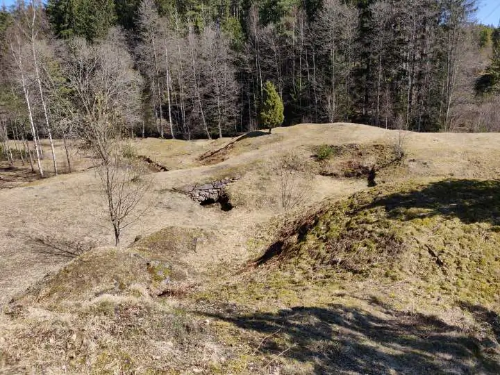 Månsarps södra masugn i grön skogsmiljö vid det historiska hyttområdet.