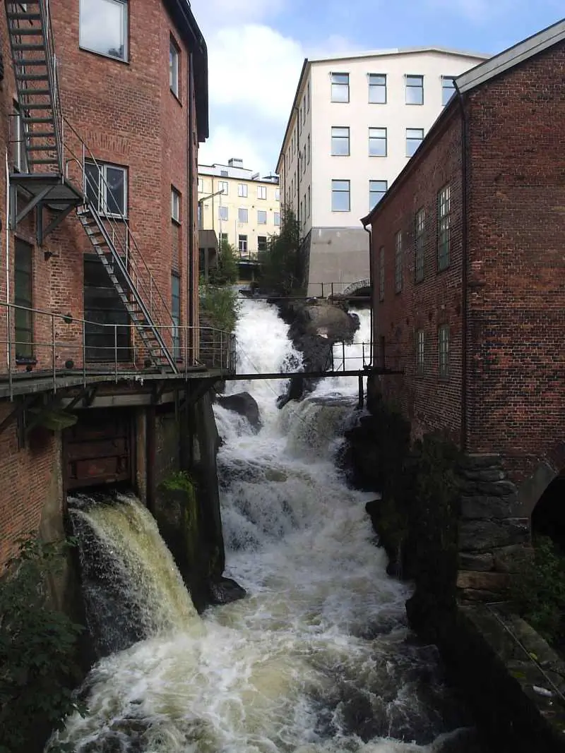 Forsande vatten och äldre industrimiljö i Mölndal med byggnader tätt intill ån.