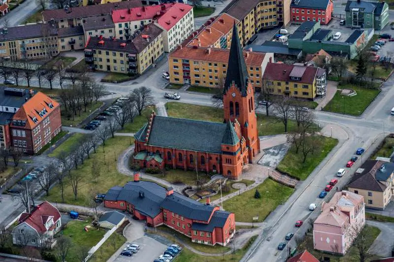 Flygvy över Nässjö centrum med station, torgytor och taklandskap.