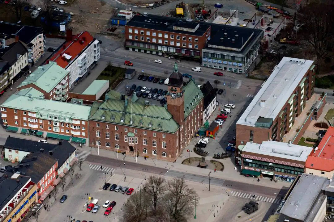 Flygvy över Nässjö centrum med station, torgytor och taklandskap.