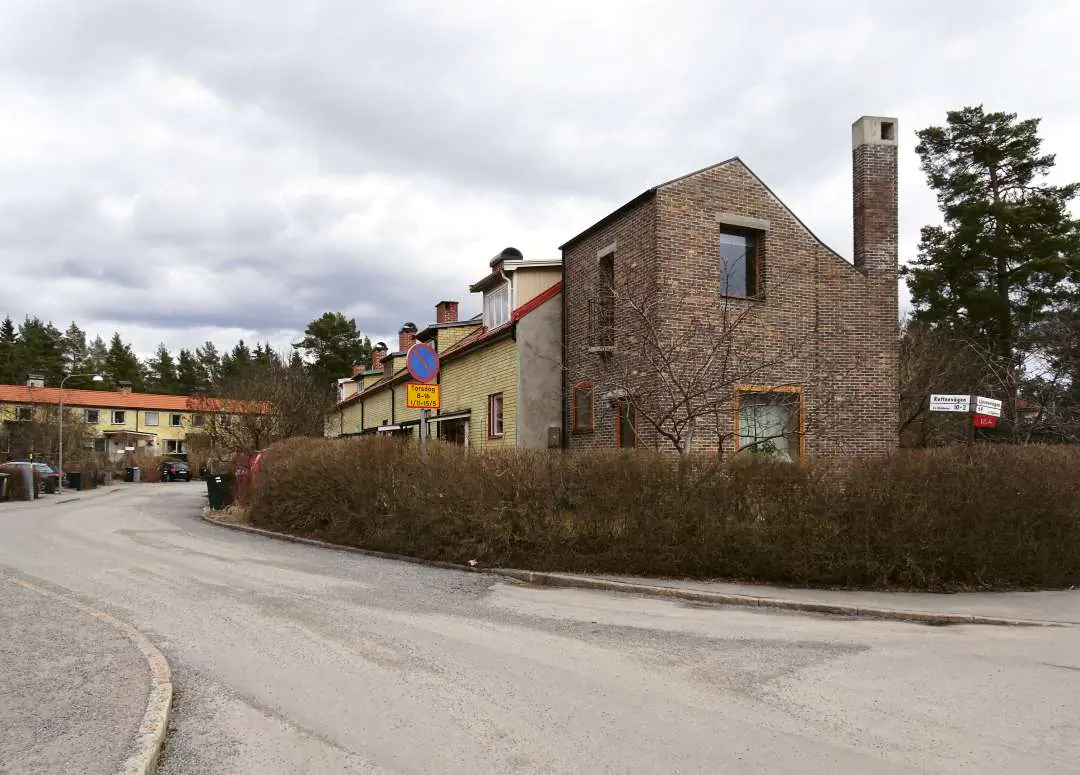 Stenhus och bostadsgata i Rottne med häckar och villor.