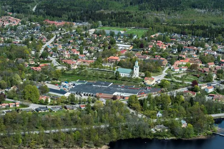 Flygvy över Tingsryd med sjö, bostäder, vägar och skog.