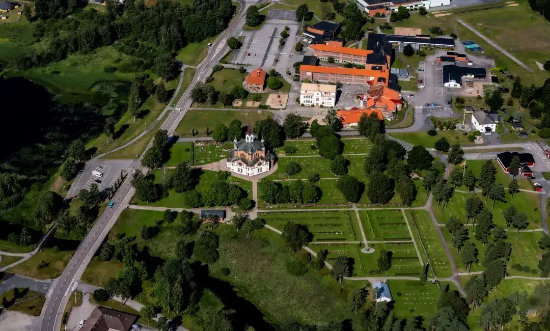Flygvy över herrgårdsmiljö och park i Tranemo.