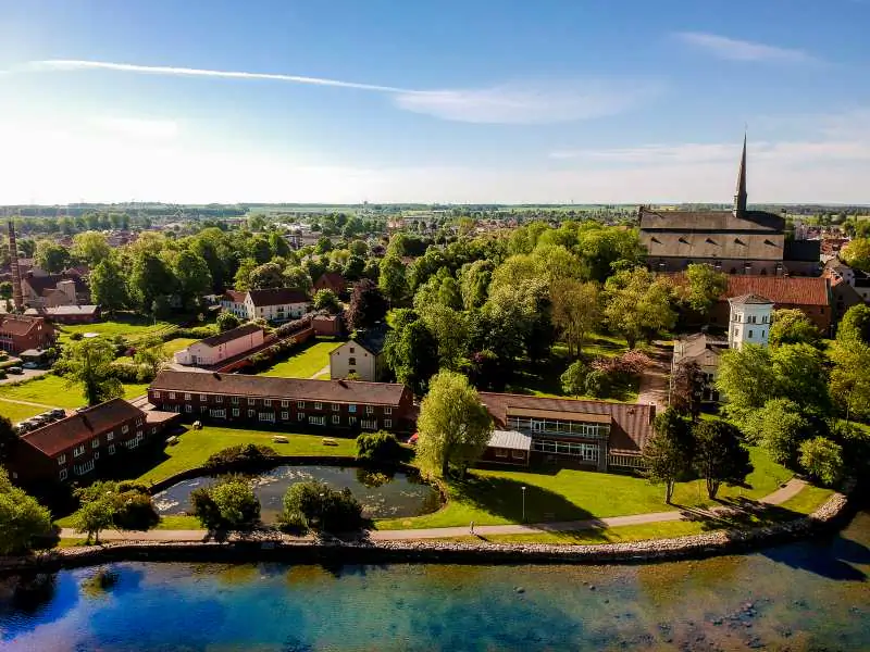 Flygvy över Vadstena slott vid Vättern med borggård och vallgrav.
