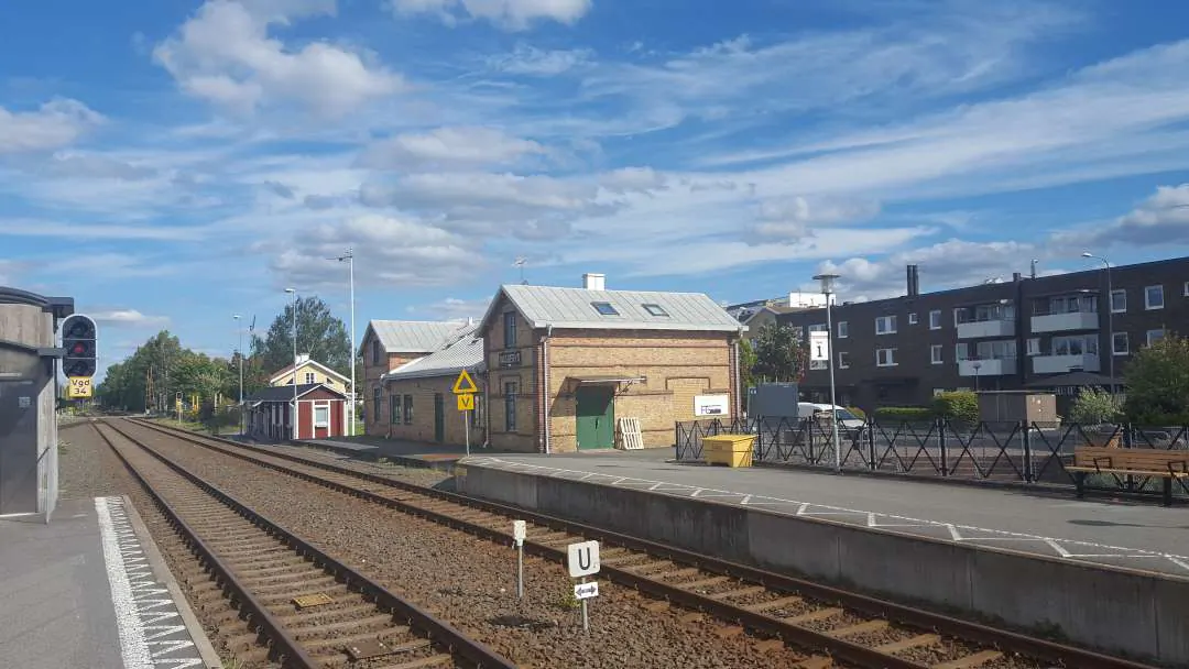 Järnvägsstation och perrong i Vaggeryd med spår och stationshus.