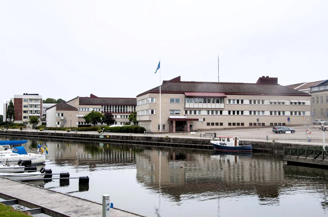 Vänersborgs kanal och centrumbyggnader vid vattnet.