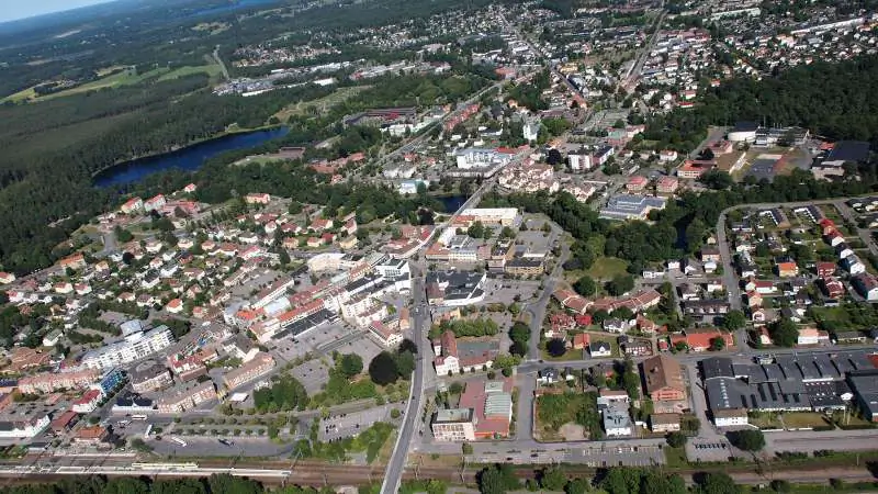 Flygvy över Värnamo centrum med gator, tak och samlad bebyggelse.