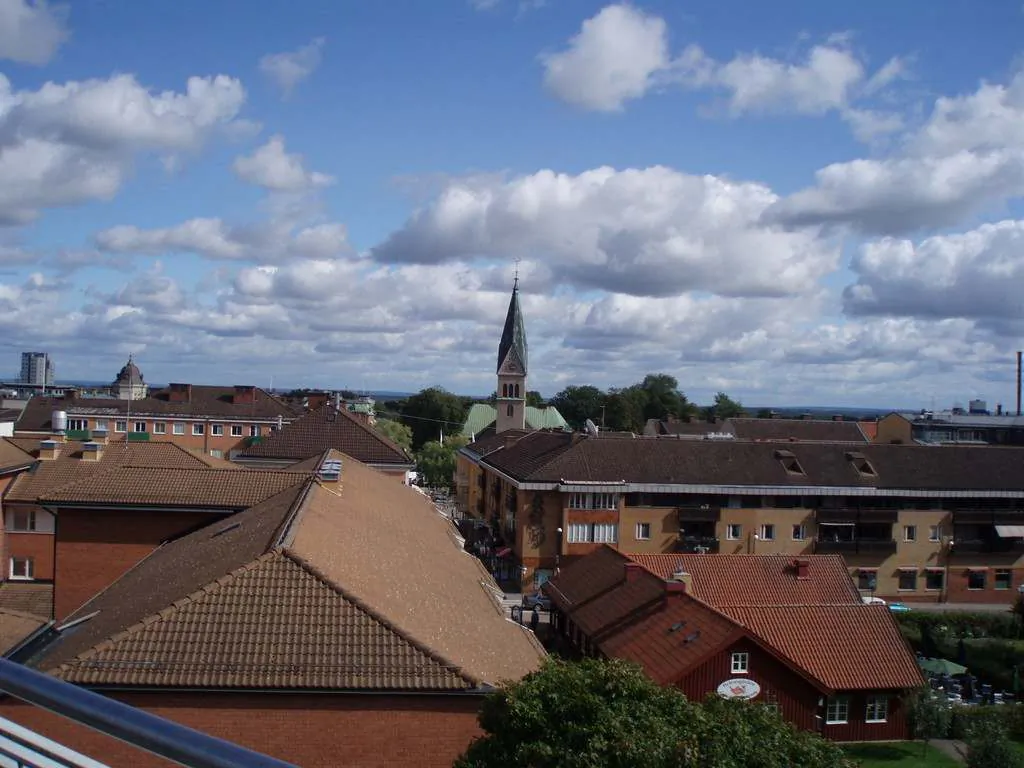 Vy över Skövdes centrum med kyrktorn, stadstak och äldre kvarter.