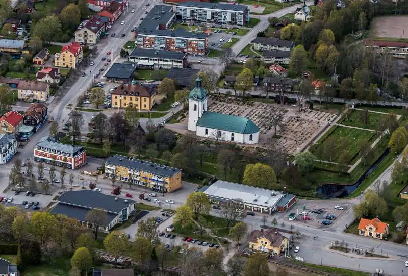 Flygvy över Åseda med kyrka, torgytor, vägar och bebyggelse.