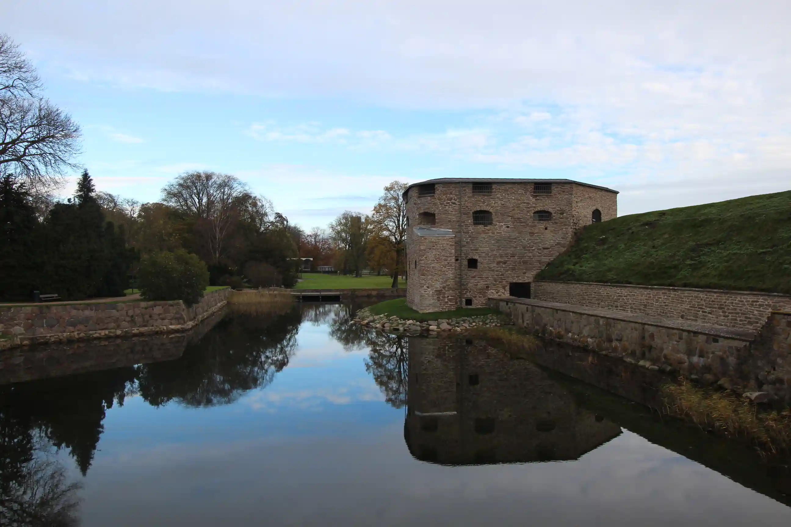 Kalmar slott i Kalmar län med historisk stenmiljö, vatten och tydlig lokal anknytning.