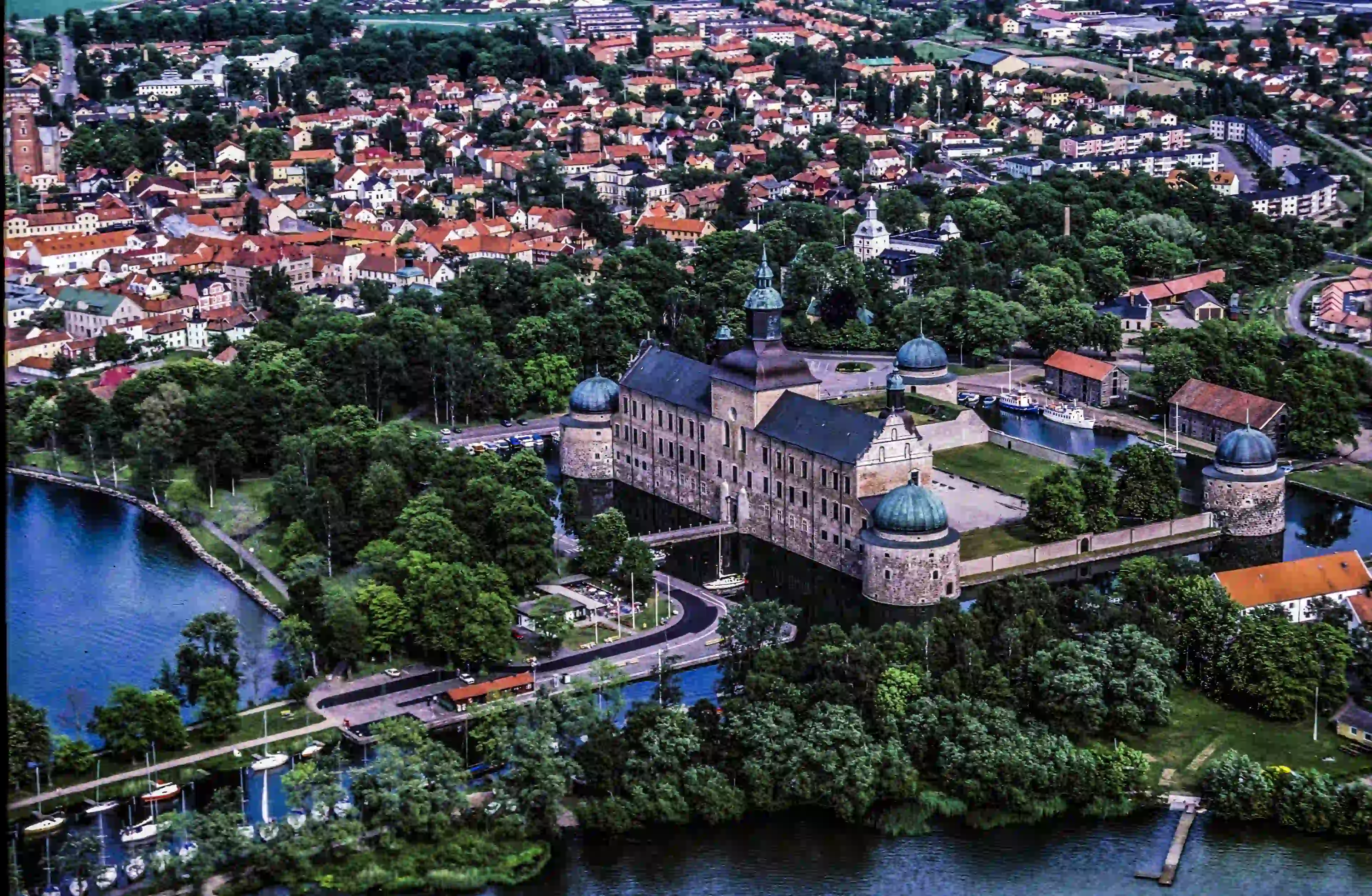 Vadstena slott i Östergötlands län med historisk slottsmiljö, vatten och tydlig lokal anknytning.