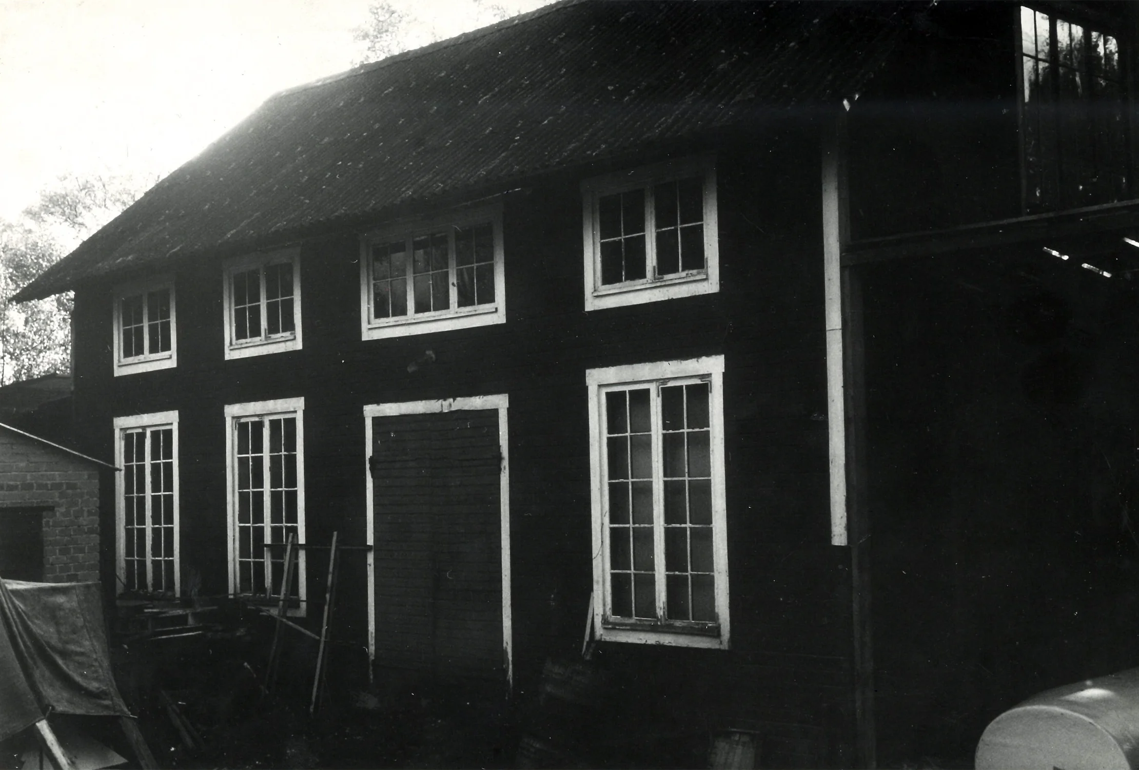 Historic 1960s photo of Bigso’s original workshop in Hohultslätt, Sweden, black-and-white image showing a wooden building with white-trimmed windows.