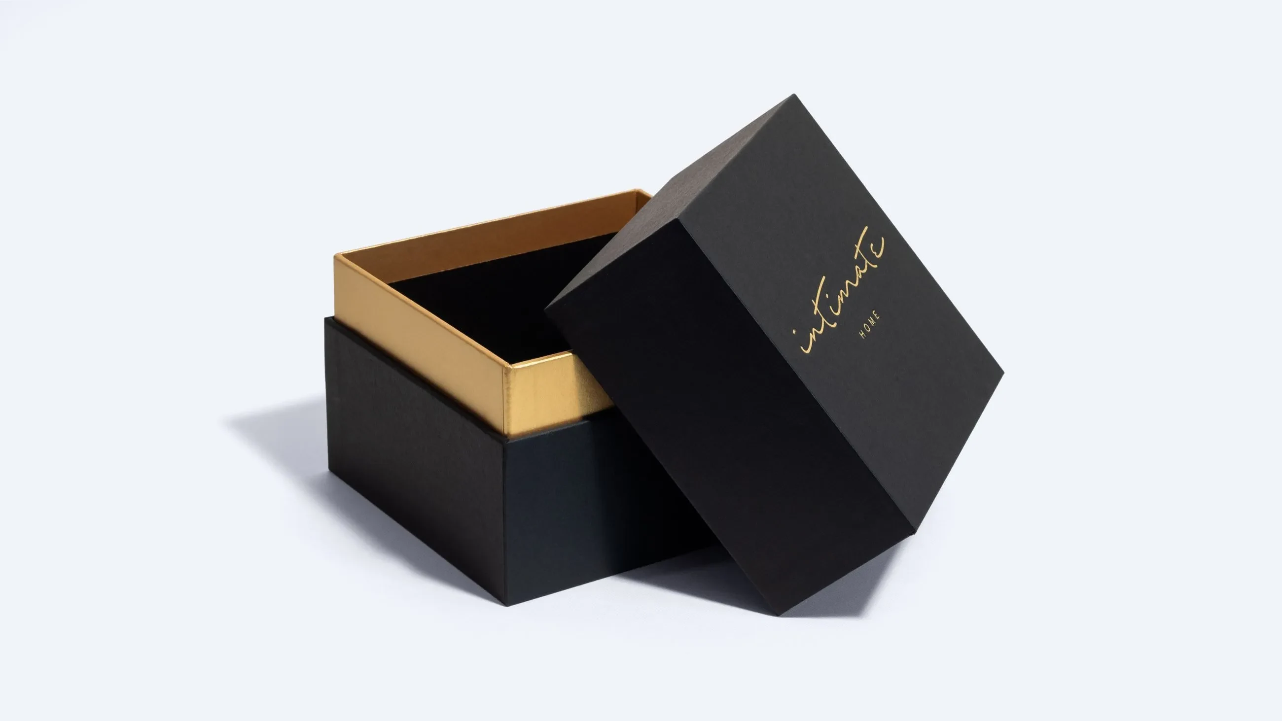 Black neck box with gold shoulder – Elegant black square neck box with a contrasting metallic gold shoulder, designed for high-end packaging.
