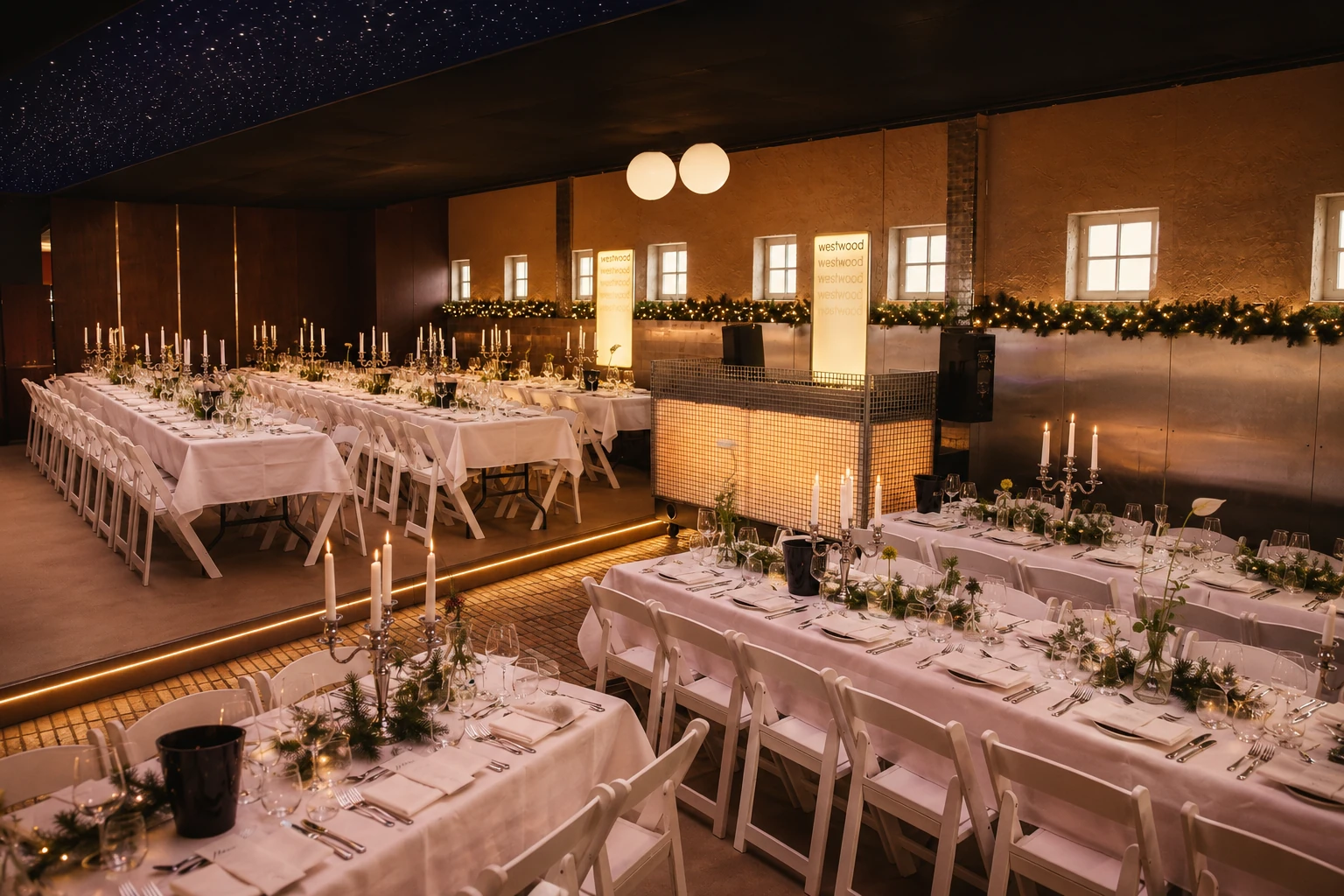 Kerstdiner aan lange tafels onder een sterrenhemel bij Westwood Den Haag