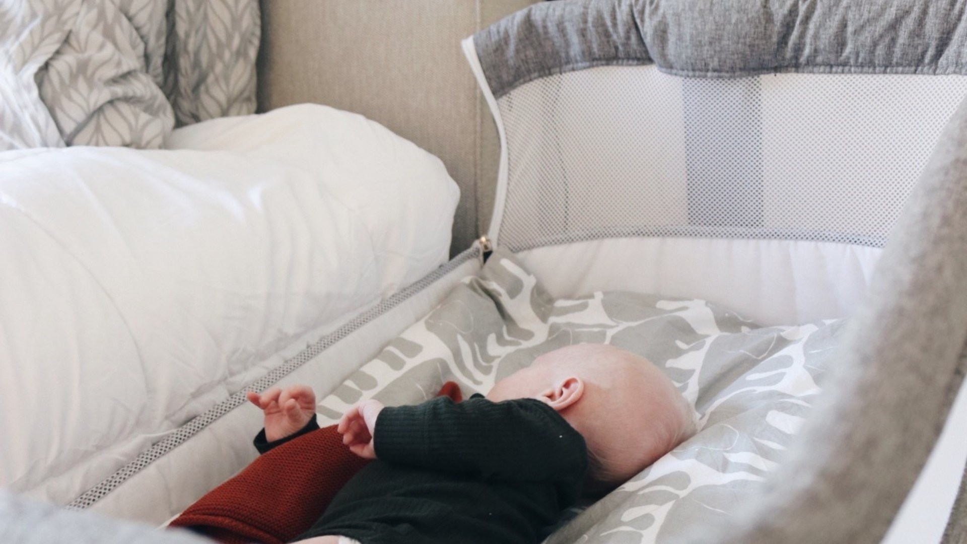 Vauva nukkumassa Emma ensisängyssä. Ensisänky on kiinnitetty vanhempien sängyn sivulle