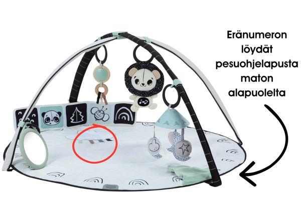 Tiny Love Gymini Black&white Décor -leikkimatto, jossa on mustavalkoinen, beige ja vaaleanvirheä väritys ja kolme leikkikaarista roikkuvaa lelua: Leijonan muotoinen pehmeä musiikkisoitin, Vaaleansininen helistin ja purulelu, sekä pehmeä mobile josta roikkuu kolme hahmoa. Kuvassa ympyröitynä punaisella matossa oleva pilvikuvio maton päällispuolella, jonka reunassa on kiinni neljä nauhanpätkää. Maton vieressä on teksti: "Eränumeron löydät pesuohjelapusta maton alapuolelta." ja nuoli maton alapuolelle.