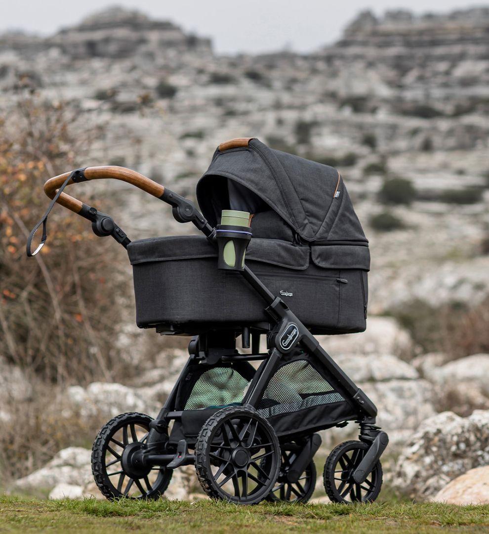 Nyt täällä - Rajoitetun erän Emmaljunga Sento Pro Outdoor Trek yhdistelmävaunut Ergo+ ratasistuimella.