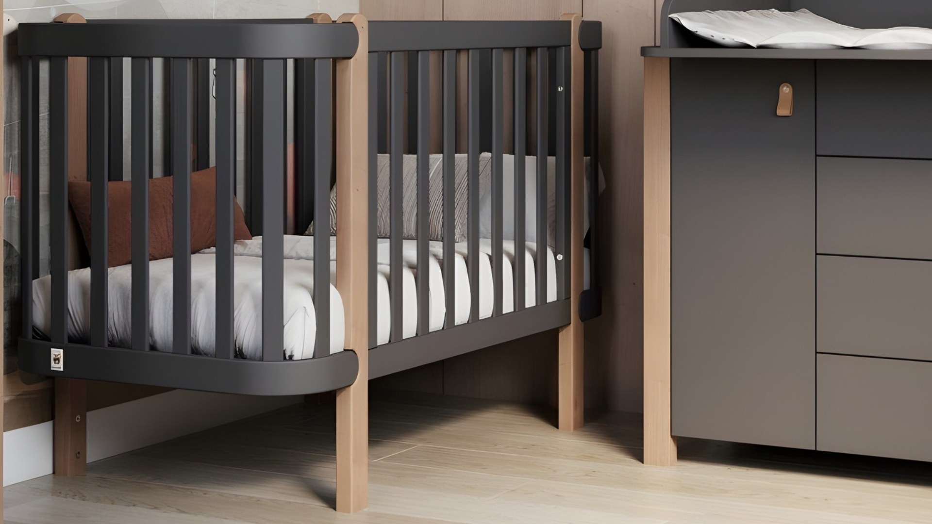 YappyÉtude on monipuolinen uusi pinnasänky, joka muuntautuu helposti lapsen kasvaessa