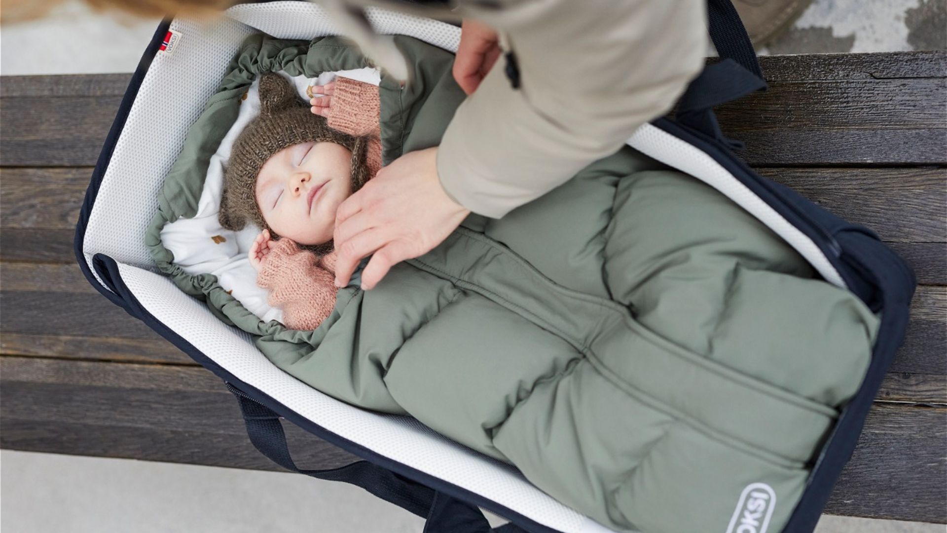 Vauva on Carry me kantokassissa ja lämpöpussissa