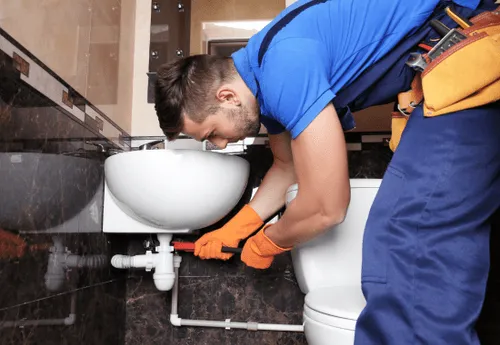 Notdienst von Rohrexperte Bremen bei der Beseitigung einer verstopften Toilette