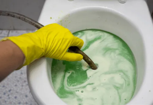 Toilette mit stehenden Wasserzeichen aufgrund einer Verstopfung.